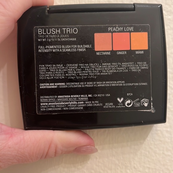 Anastasia blush trio in PEACHY LOVE - Picture 4 of 5